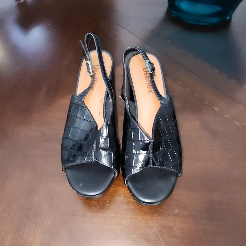 Elegant Black Croc-Embossed Platform Slingbacks